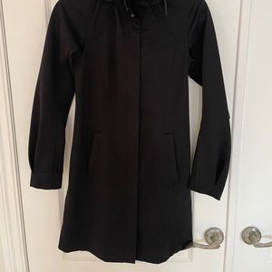 LuLuLemon black rain coat with hood.